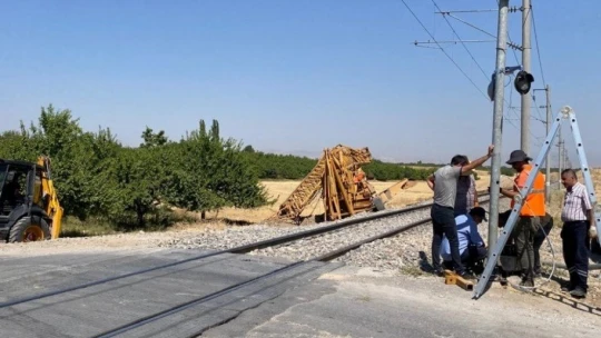 Malatya'da yük treni hemzemin geçitte tıra çarptı