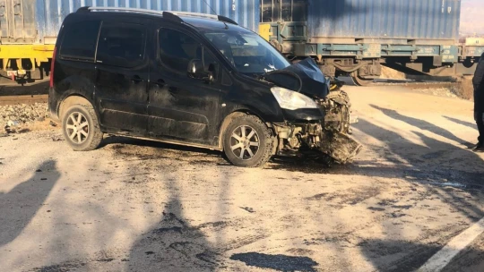 Malatya'da yük treni otomobile çarptı: 1 yaralı