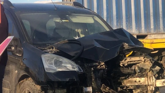 Malatya'da yük treni otomobile çarptı: 1 yaralı