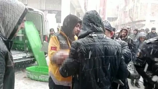 Enkaz altında kalan 3 yaşındaki çocuk hayatını kaybetti