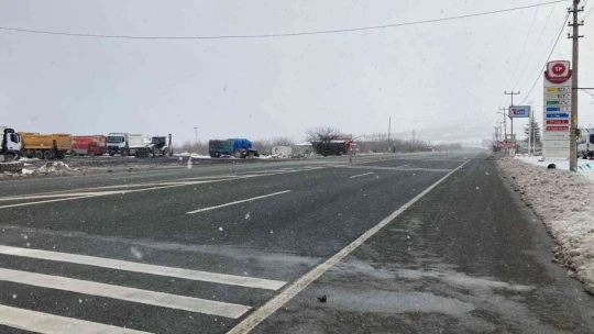 Malatya-Elazığ karayolunda ulaşım kontrollü sağlanıyor