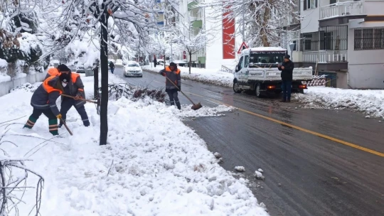 Malatya karlı bir güne uyandı