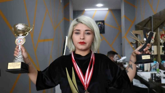 Malatya'nın tek kadın erkek kuaförü