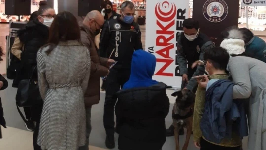Malatya polisi Uyuşturucuyla mücadele için broşür dağıttı