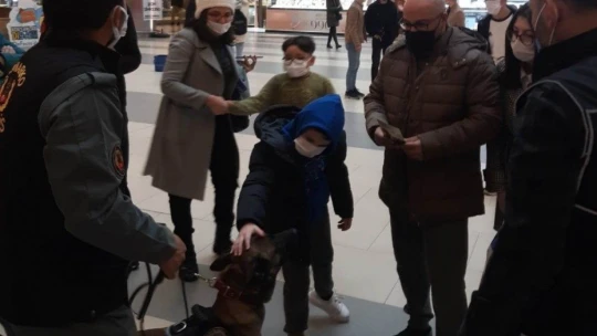 Malatya polisi Uyuşturucuyla mücadele için broşür dağıttı
