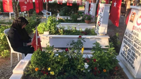Malatya şehitliğinde hüzünlü bayramlaşma