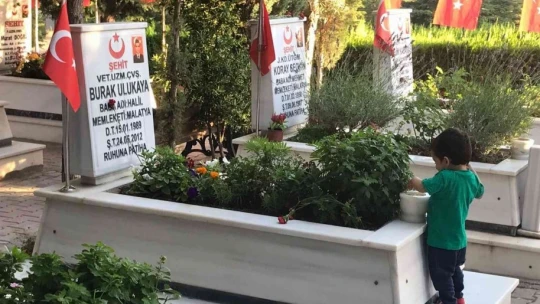 Malatya şehitliğinde hüzünlü bayramlaşma