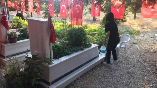 Malatya şehitliğinde hüzünlü bayramlaşma