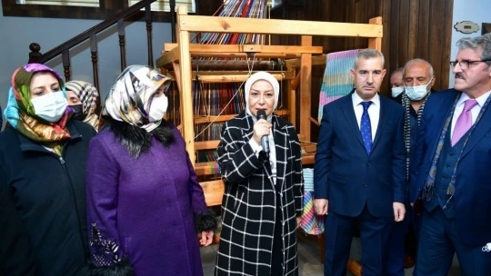 Malatya ve Yeşilyurt'un simgelerinin yer aldığı halılara yoğun ilgi