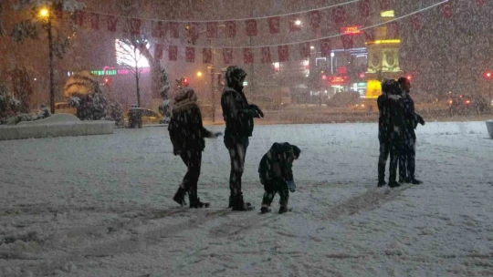Malatya'ya lapa lapa kar yağıyor