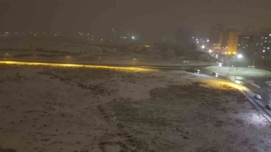 Malatya yağan karla beyaza büründü