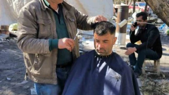 Malatyalı depremzede berberden ücretsiz tıraş
