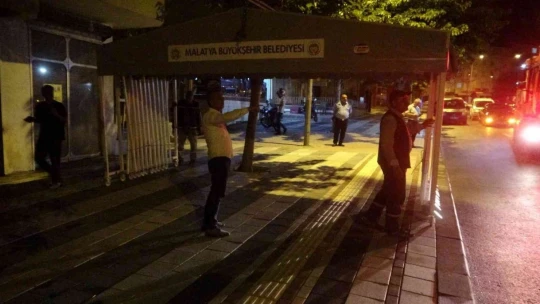 Malatyalı şehidin evine dev Türk bayrağı asıldı