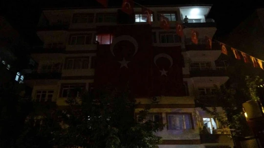 Malatyalı şehidin evine dev Türk bayrağı asıldı
