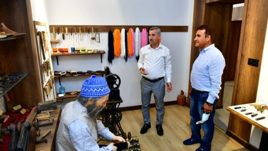 Malatyalı Türk Halk Müziği sanatçısı Selahattin Alpay, Tekstil Müzesi'ni gezdi