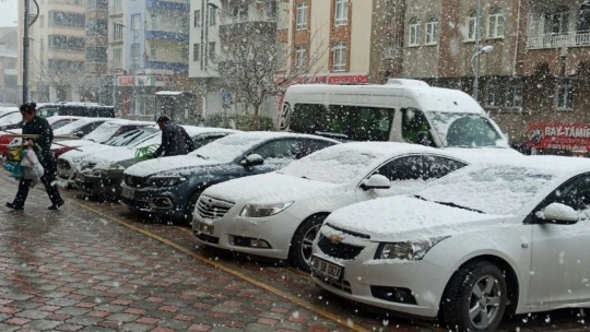 Malatyalılar güne kar yağışı ile başladı