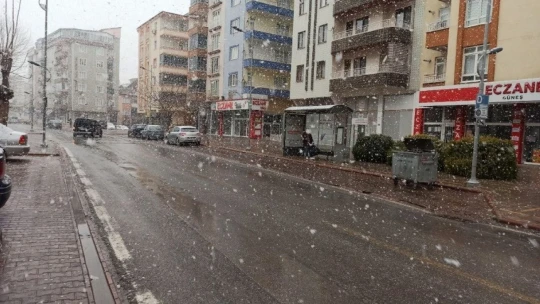 Malatyalılar güne kar yağışı ile başladı