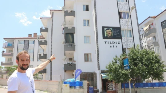 Malatyalılar, Kemal Sunal'ı apartman duvarındaki bu afişle unutmuyor