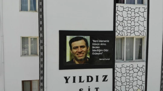 Malatyalılar, Kemal Sunal'ı apartman duvarındaki bu afişle unutmuyor