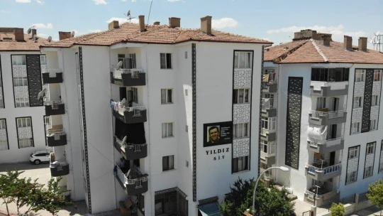 Malatyalılar, Kemal Sunal'ı apartman duvarındaki bu afişle unutmuyor