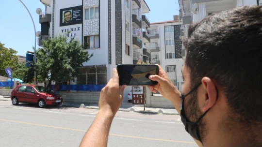 Malatyalılar, Kemal Sunal'ı apartman duvarındaki bu afişle unutmuyor