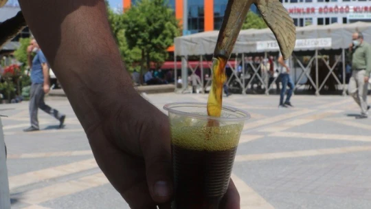Malatyalılar, meyan kökü şerbeti ile serinliyor