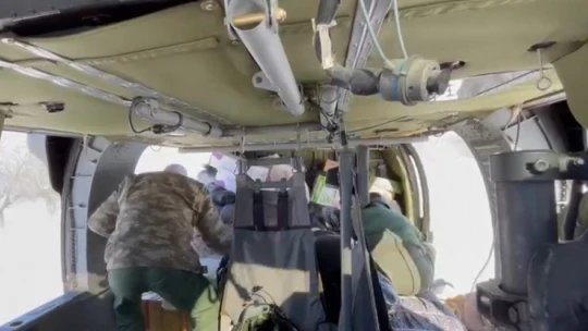 Mehmetçik, deprem nedeniyle ulaşılamayan köylere helikopterle yardım götürüyor