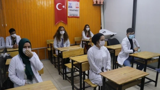 Mesleki eğitim kuaför kursundan öğrenciler mezun oldu