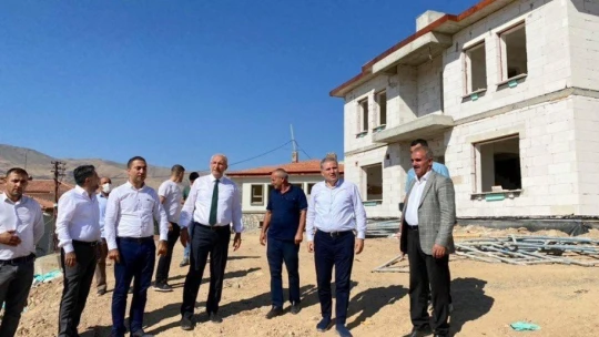 Kahtalı, Gökçe'deki deprem konutlarını inceledi