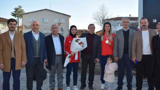 Milli boksörlere davullu zurnalı karşılama