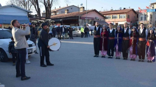 Milli boksörlere davullu zurnalı karşılama