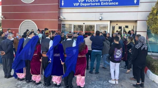 Milli boksörlere davullu zurnalı karşılama