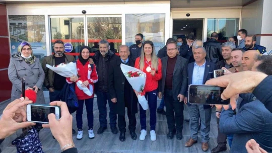 Milli boksörlere davullu zurnalı karşılama