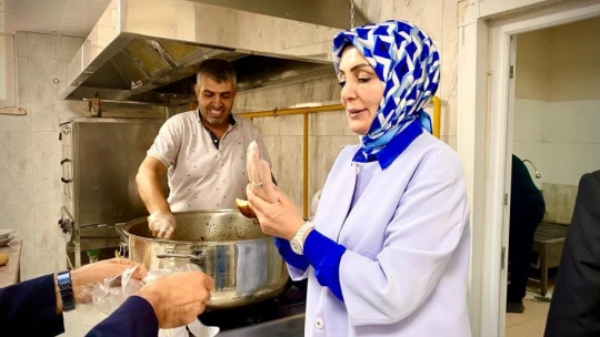 Milli eğitim Müdürü öğrenciler için önlük giydi