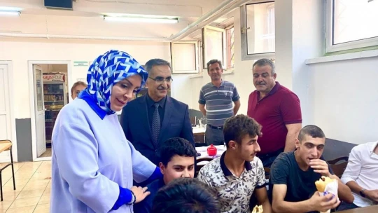 Milli eğitim Müdürü öğrenciler için önlük giydi