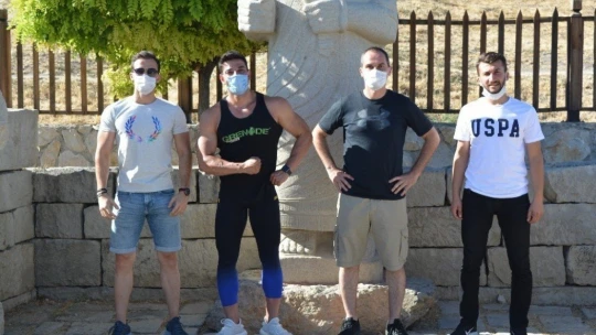 Milli vücut geliştirme şampiyonu Gürsoy, genç sporcularla bir araya geldi