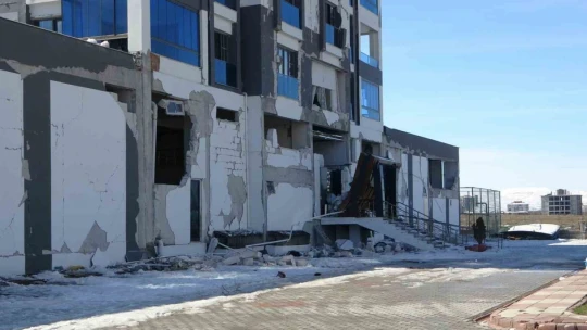 Milyonluk yeni daireleri yıkılan vatandaşlar isyan etti