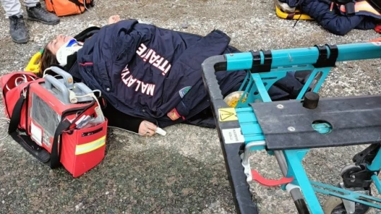 Minibüs ile otomobil çarpıştı: 17 yaralı