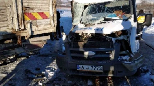 Minibüs kamyona çarptı