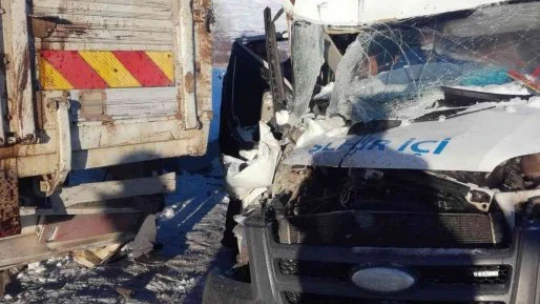 Minibüs kamyona çarptı