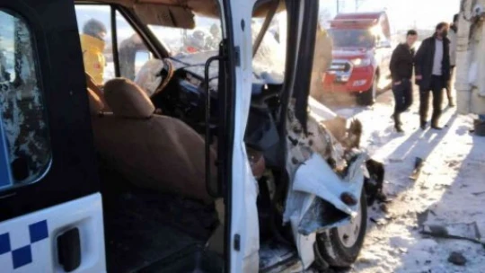 Minibüs kamyona çarptı