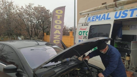 Minibüsü seyyar tamir dükkanı haline getirdi