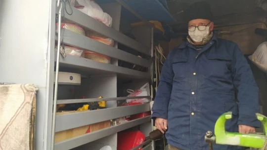 Minibüsü seyyar tamir dükkanı haline getirdi