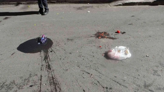 Minibüsün altında kalan kadın metrelerce sürüklendi
