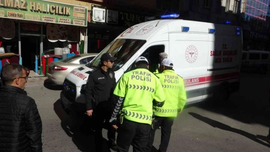 Minibüsün altında kalan kadın metrelerce sürüklendi