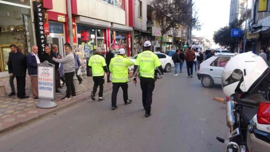 Minibüsün altında kalan kadın metrelerce sürüklendi