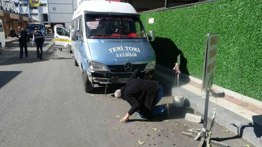 Minibüsün altında kalan kadın metrelerce sürüklendi