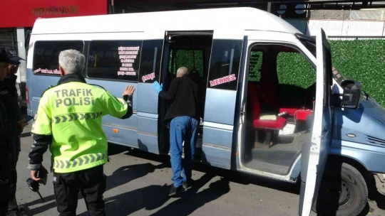Minibüsün altında kalan kadın metrelerce sürüklendi