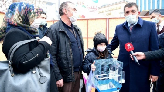 Minik Kardelen'in kanarya isteğini Başkan Gürkan yerine getirdi