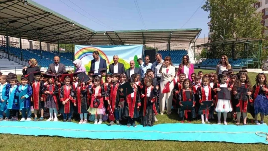 Minik öğrenciler kep atarak mezun oldu